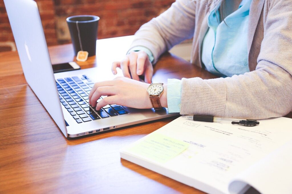clases en línea, student, typing, keyboard cours en ligne